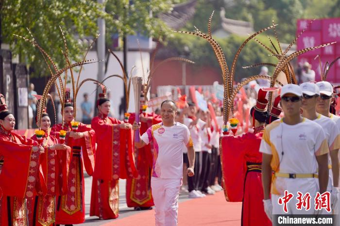 （微观亚运）孔子第七十六代嫡长孙“走出家门”传火炬：儒学薪火相传