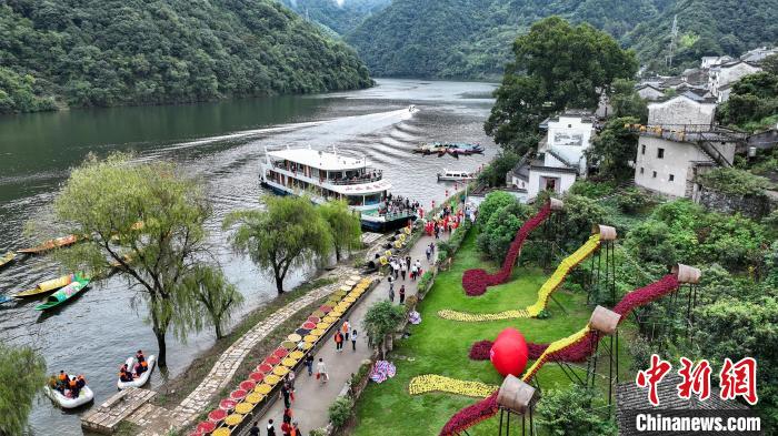 “白+黑”，扮靓一片黄山好“丰”景