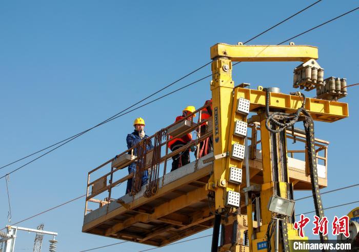 包银铁路惠银段首条接触网导线架设成功