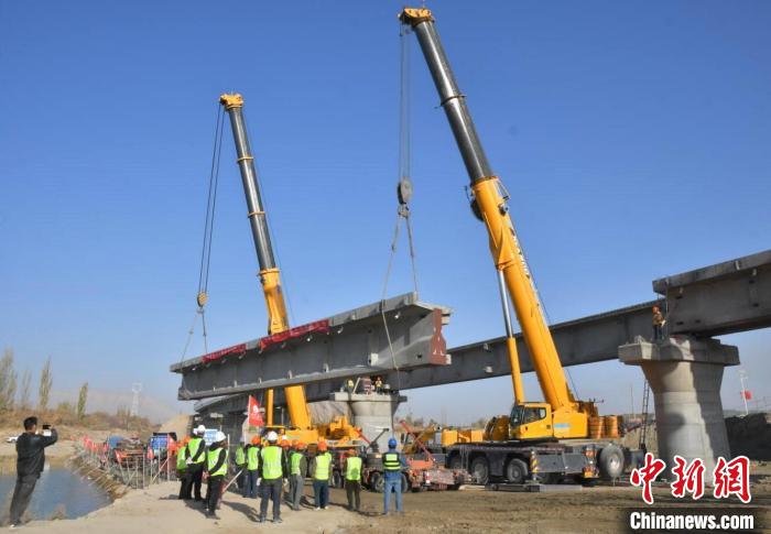 新疆图木舒克市达坂山铁路专用线项目路基工程全线贯通