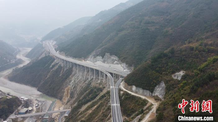 渝陕两地首条直连高速公路建成通车