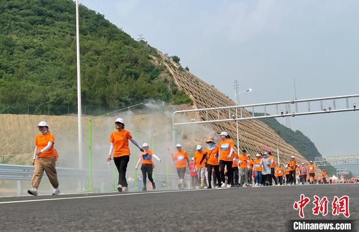 千余名徒步爱好者“尝鲜”体验“京西大通道”