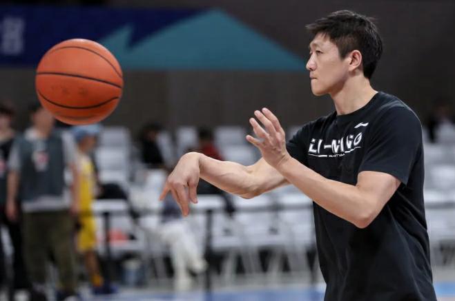 除了崔永熙，NBA还有另一位来自中国的追梦人