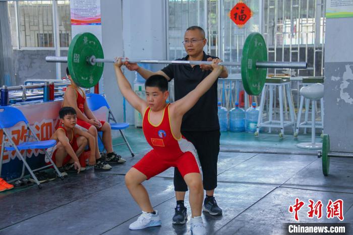 广西桂林五通镇“盛产大力士” 走出多位举重奥运冠军