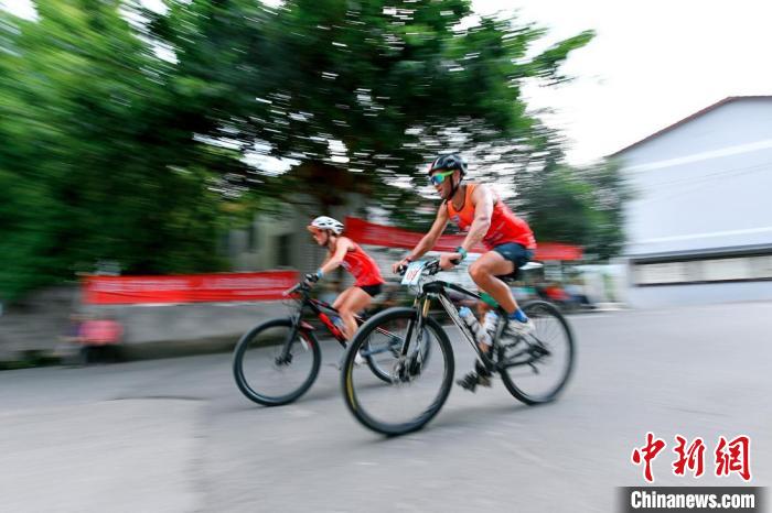 中国国际山地户外运动公开赛在重庆武隆举行  60支队伍上演精彩角逐