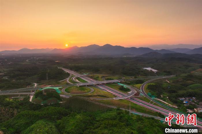 广西上思至防城港高速公路建成通车