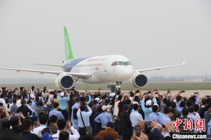 中国商飞多款客机参展2023中国航空产业大会 C919大型客机飞行表演