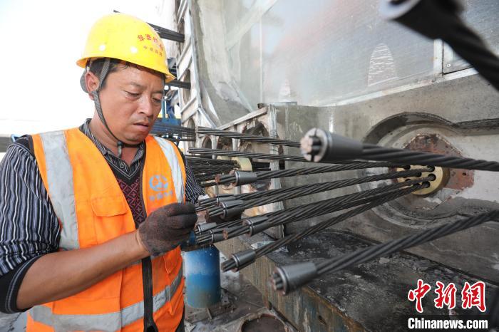 阜淮铁路北淝河特大桥主墩承台浇筑完成