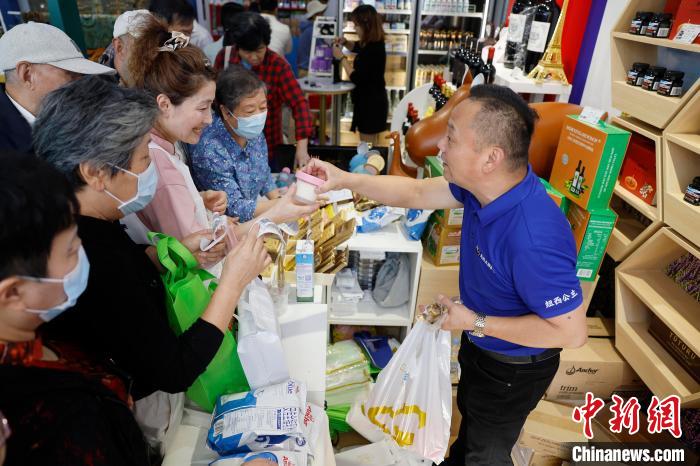 进博集市城市会客厅（快闪店）亮相上海南京路步行街