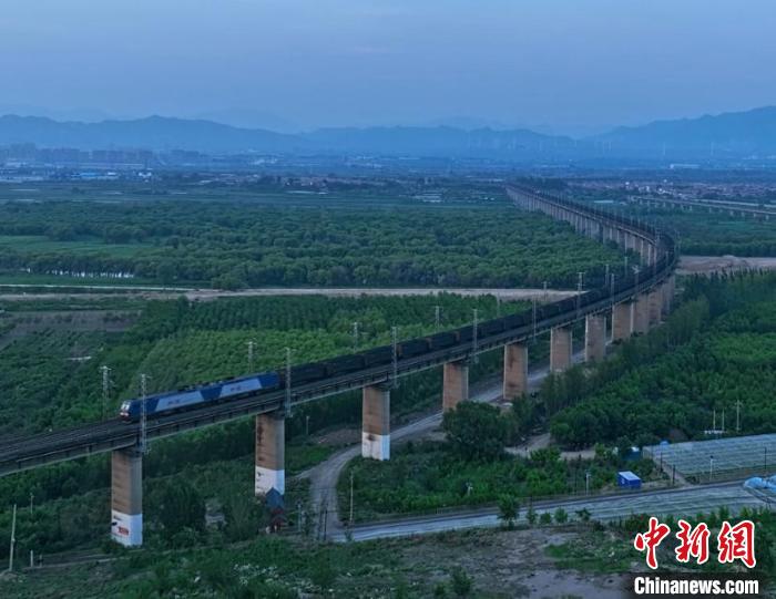 每13分钟发一趟保供煤列车 大秦铁路运煤忙