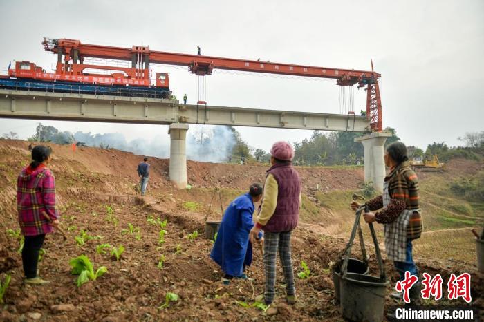 四川：隆黄铁路隆叙段扩能改造工程启动铺架