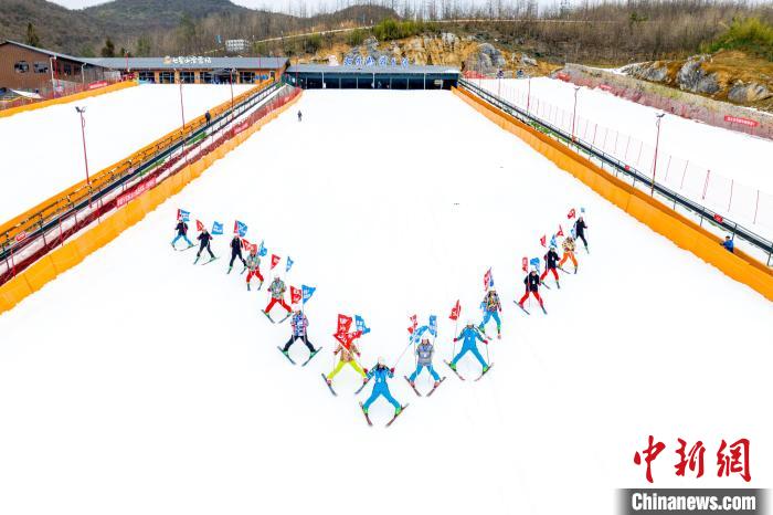 湖南张家界“冬游”升温 冰雪运动释放新动能