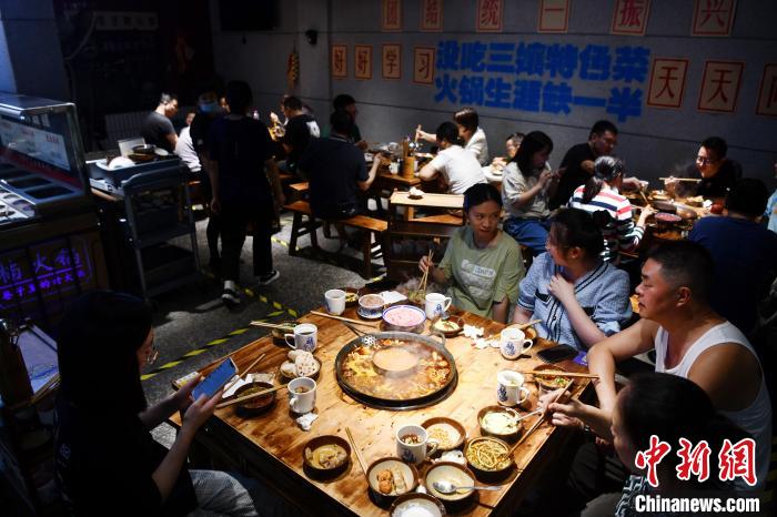 “3.5分饭店”走热 年轻人为何“反向种草”中低分饭店？