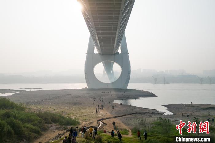 （经济观察）从“单轨穿楼”到“星际穿越” 重庆基建为何屡屡“出圈”？